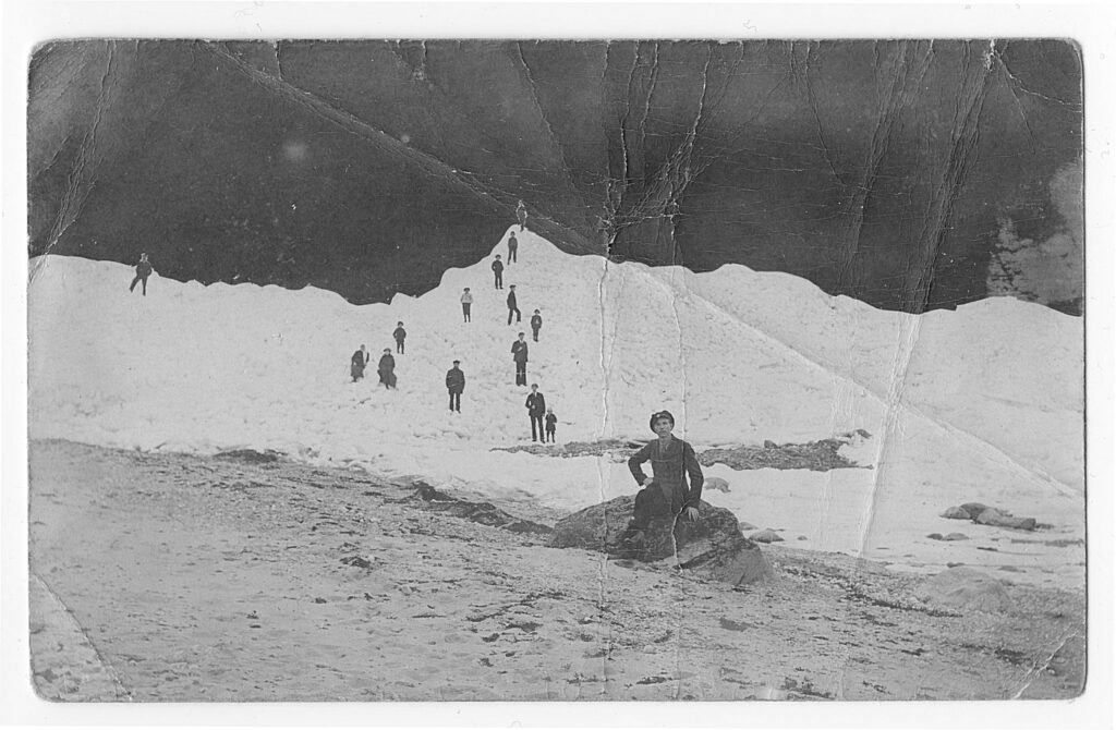 „Jääkrunnid“ Aksi Metsaotsa rannas 1919. aastal, 31 jalga üle merepinna. August Luusmanni foto.
