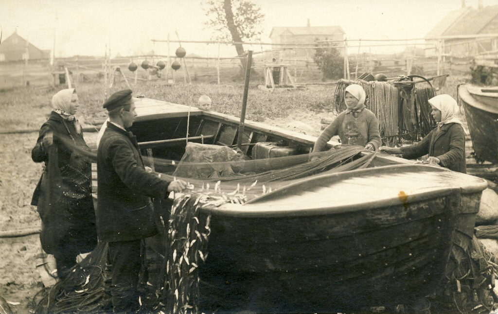 Viikide pere Rummu küla Liiva talu sadamas võrke päästmas ca 1930.